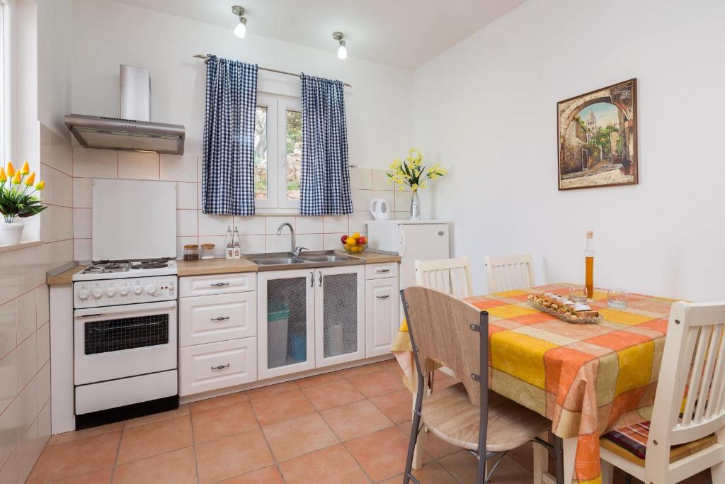 Apartment 2 (2+3), Villa Nada - Vinišće